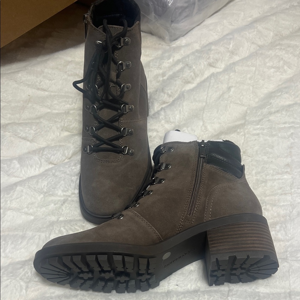 New Lucky Brand Taupe Lace-Up Ankle Boots